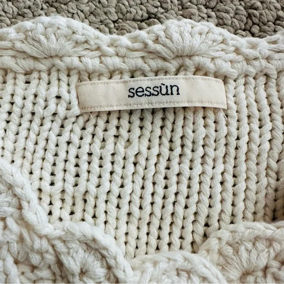 Sessun tesoro cream cable crocheted style sweater cardigan with wooden buttons - Picture 4 of 11